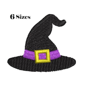 Puede incluir: Un diseño bordado de sombrero de bruja negro con una banda morada y una hebilla cuadrada amarilla. El texto 6 Sizes está colocado sobre el sombrero. El bordado muestra un patrón de puntadas texturizado en las áreas negras, moradas y amarillas.