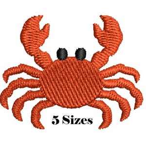 Pode incluir: Um design de caranguejo bordado com um corpo laranja vibrante com costura texturizada, duas pinças levantadas e dois pequenos olhos pretos. Abaixo do caranguejo, o texto 5 Sizes é claramente visível em uma fonte serifada preta.