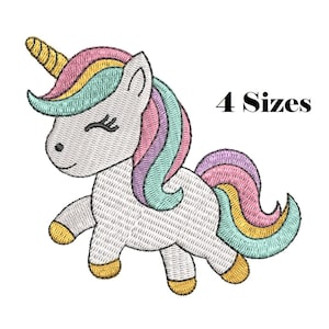 Könnte beinhalten: Ein gesticktes Einhorn-Design mit weißem Körper, goldenem Horn und farbenfroher Mähne und Schweif in Rosa-, Gelb- und Blautönen. Der Text "4 Sizes" steht über dem Einhorn.