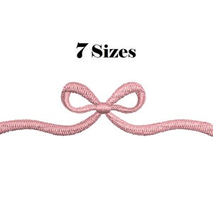 Puede incluir: Un lazo rosa bordado con un diseño de cinta, centrado en un fondo blanco. El texto "7 Tamaños" está encima del lazo. Este diseño es adecuado para proyectos de bordado.