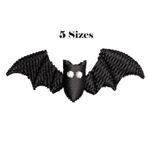 Puede incluir: Un parche bordado de murciélago negro con dos pequeños ojos circulares blancos. El murciélago se muestra con las alas extendidas en posición horizontal. Sobre el murciélago, el texto 5 Sizes aparece en una fuente serif negra sencilla.