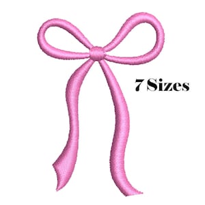 Pode incluir: Um design de laço bordado em rosa com duas alças e duas fitas longas e fluidas. O bordado é feito com fio rosa sólido com uma textura de ponto visível. À direita do laço, o texto 7 Sizes está impresso em letras pretas.