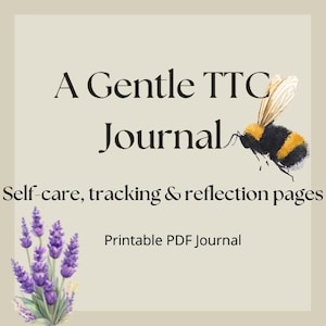 Puede incluir: Un diario digital con el título "A Gentle TTC Journal" y el subtítulo "Self-care, tracking & reflection pages". La imagen presenta una ilustración en acuarela de una abeja y ramitas de lavanda. También se incluye el texto "Printable PDF Journal".