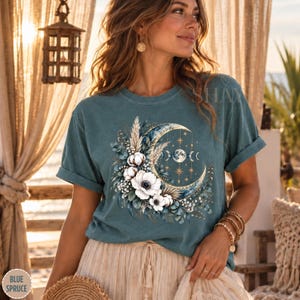 Boho-Shirt mit Mondmotiv, T-Shirt mit Blumenmuster und Halbmond, Shirt mit botanischen Mustern in angenehmen Farben, Mystisches Boho-Shirt, Shirt mit Mondphasenmotiv