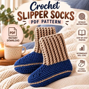 Pode incluir: Um padrão PDF digital para meias de chinelo de crochê com o texto Crochet Slipper Socks PDF Pattern, Instant Download, Detailed Instructions, Step-by-Step Photos, Intermediate Skill Level e 2 Sizes Included. A imagem mostra duas meias de crochê azuis e bege.