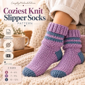 Pode incluir: Um par de meias de chinelo tricotadas à mão em lavanda e azul, com punho canelado, riscas azuis e calcanhares e biqueiras azuis. A imagem inclui o texto: CozyByMelindaFelicia, Coziest Knit Slipper Socks Pattern, PDF, Instant Download, Knit Pattern, 6 Super Bulky, Easy Level, e 3 tamanhos: S 4-6.5, M 7-9.5, L 10-12.5.