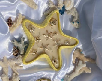 Plato decorativo con motivos playeros: regalo con temática marina, conchas marinas y detalles dorados.