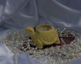 Ocean Turtle Light – ręcznie robiona żółta dekoracja świecznikowa w stylu nadmorskim