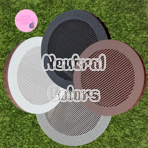 Könnte beinhalten: Vier kreisförmige Objekte in neutralen Farben: Weiß, Schwarz, Braun und Grau. Jedes hat eine gitterartige Mitte und einen festen Rand. Der Text "Neutral Colors" ist auf die Objekte gelegt. Ein rosa Kreis mit Text befindet sich in der oberen linken Ecke.