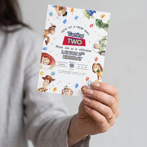 Pu&ograve; includere: Un biglietto d'invito di compleanno rettangolare con personaggi dei cartoni animati di Toy Story, tra cui Woody, Buzz Lightyear e Rex. Il testo recita: You've got a friend who's Turning Two, Layton 2nd Birthday, August 13, 2016.