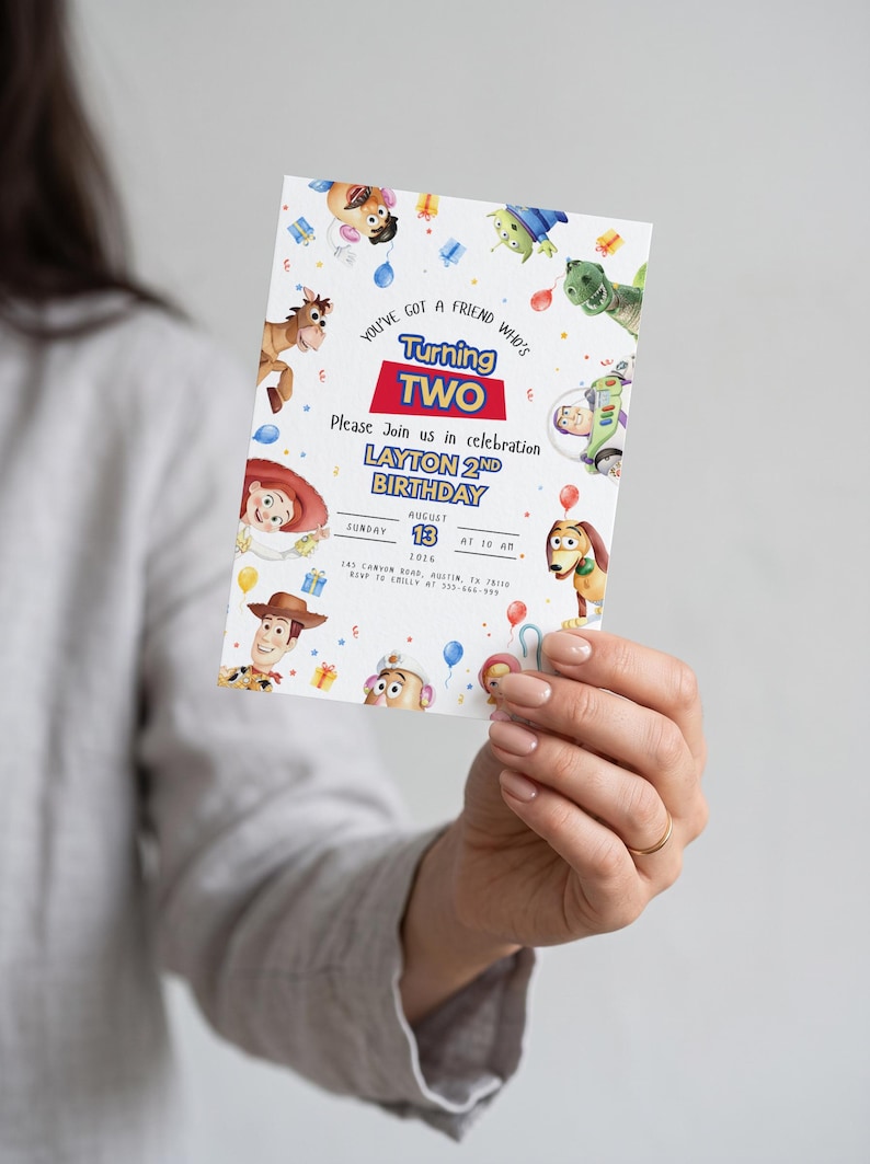 Pu&ograve; includere: Un biglietto d'invito di compleanno rettangolare con personaggi dei cartoni animati di Toy Story, tra cui Woody, Buzz Lightyear e Rex. Il testo recita: You've got a friend who's Turning Two, Layton 2nd Birthday, August 13, 2016.