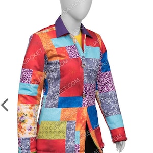 Pode incluir: Um casaco de manga comprida com um design de patchwork vibrante e vários padrões coloridos, incluindo estampados florais, paisley e geométricos em tons de vermelho, azul, roxo e amarelo. O casaco tem uma gola roxa sólida e dois botões.