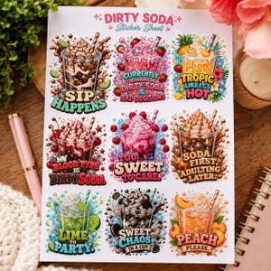Peut inclure: Une planche d'autocollants intitulée Dirty Soda Sticker Sheet présentant neuf illustrations de boissons gazeuses dans des gobelets en plastique transparent avec de la crème fouettée, des fruits et des biscuits. Chaque boisson inclut du texte coloré comme Sip Happens, Tropic Like It's Hot, My Blood Type Is Dirty Soda, Too Sweet To Care, Soda First Adulting Later, Lime To Party, Sweet Chaos In A Cup et Peach Please.