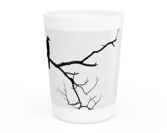 Silhouette di corvo su un bicchierino da shot / Uccello gotico nero