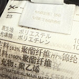 Peut inclure: Gros plan sur une &eacute;tiquette blanche avec du texte en plusieurs langues. L'&eacute;tiquette indique "MADE IN VIETNAM" et d&eacute;taille les mat&eacute;riaux, dont le polyester et le poly&eacute;thyl&egrave;ne.