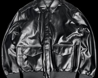 Blouson aviateur vintage en cuir noir avec des influenceuses streetwear sk8 et Alpha Ind.