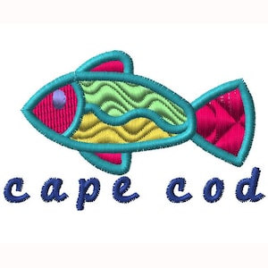 Puede incluir: Diseño de pez bordado en tonos rosa, verde, amarillo y azul. El pez tiene un contorno turquesa y el texto "cape cod" en cursiva azul debajo. El pez es un diseño caprichoso.