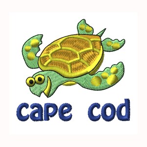 Puede incluir: Diseño bordado de una tortuga marina de dibujos animados con caparazón y extremidades amarillas y verdes. El texto "cape cod" está bordado en azul debajo. El diseño está sobre un fondo blanco.