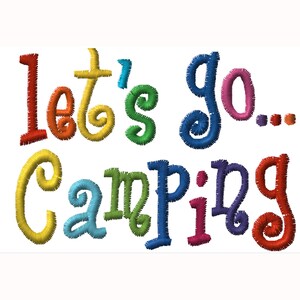 以下が含まれることがあります： Let's go... Campingというテキストが遊び心のあるマルチカラーのフォントで刺繍されたデザイン。各文字は、赤、オレンジ、黄色、緑、青、紫、ピンクなど、それぞれ異なる鮮やかな色で刺繍されており、背景は白です。