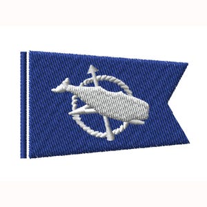 Könnte beinhalten: Bestickte blaue Flagge mit einem weißen Wal-Design in einem nautischen Emblem. Das Emblem enthält einen Seilkreis, einen Anker und einen Pfeil. Die Flagge ist rechteckig mit einem spitzen Ende.