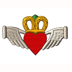 Op de afbeelding: Geborduurd Claddagh-ontwerp met een rood hart dat door twee handen wordt vastgehouden, bekroond met een gouden kroon. De handen zijn wit en de kroon heeft een groene accent. Dit ontwerp wordt vaak gebruikt in sieraden en staat voor liefde, loyaliteit en vriendschap.