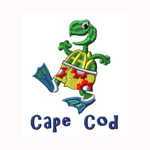 Puede incluir: Diseño bordado de una tortuga verde con un bañador amarillo y rojo floral y aletas azules. El texto "Cape Cod" está bordado en azul debajo de la tortuga.