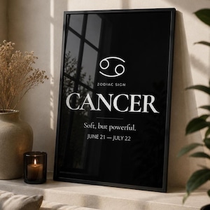 Può includere: Stampa incorniciata nera con il segno zodiacale del Cancro. Il testo bianco recita "CANCER" con il simbolo zodiacale sopra e la frase "Soft, but powerful". Sono incluse anche le date 21 giugno - 22 luglio.