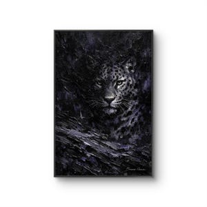 以下が含まれることがあります： 額装されたアートワーク。ヒョウの詳細な絵画が特徴です。 ヒョウの顔が焦点であり、その目と斑点は、暗く質感のある背景に対して、グレーと白の色合いで表現されています。 アーティストのサイン「Bruno Heusi」が見えます。