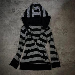 Modischer, süßer und lässiger Y2K-Kapuzenpullover im Streetwear-Stil. Klassisches, minimalistisches Langarmshirt im klassischen Hip-Hop-Look.
