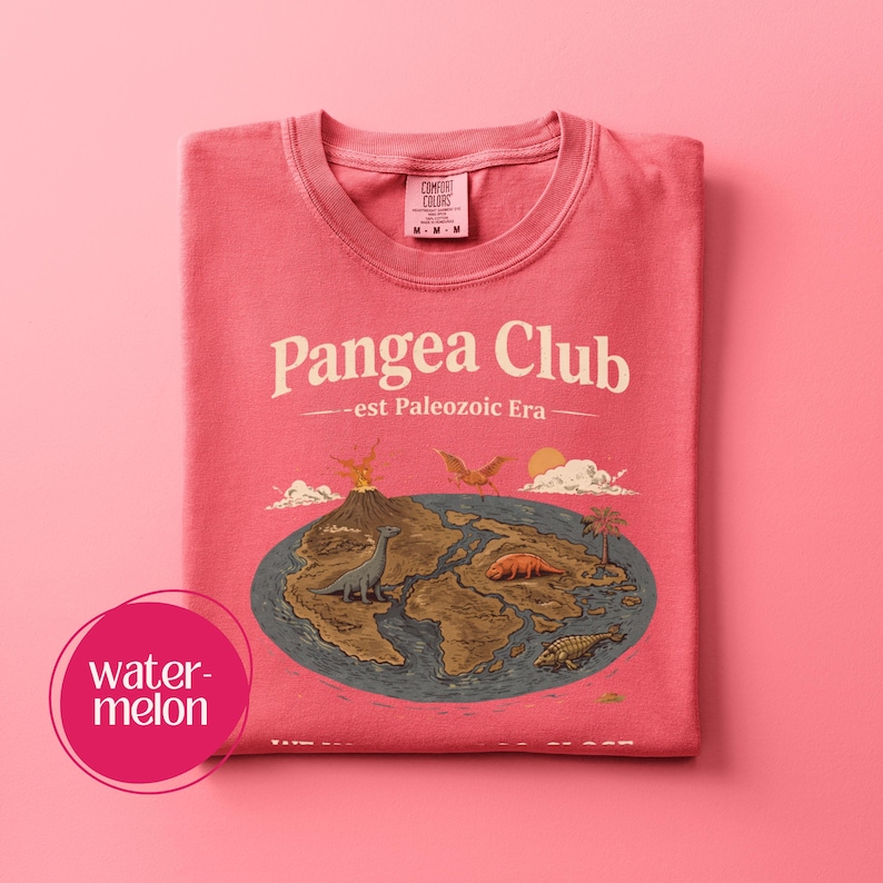 Peut inclure: Un t-shirt couleur past&egrave;que avec l'inscription "Pangea Club" et "est Paleozoic Era". Le motif repr&eacute;sente une carte de la Pang&eacute;e avec des dinosaures, des volcans et des palmiers.