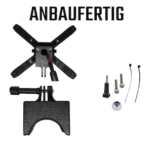 Könnte beinhalten: Eine weiße Keramiktasse mit schwarzem Henkel und dem Text "But First, Coffee" in fetter, schwarzer Schrift. Die Tasse steht auf einer Holzoberfläche. Die Tasse ist etwa 10 cm hoch.