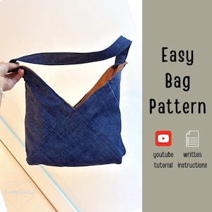 Op de afbeelding: Een donkerblauwe schoudertas van denim met een V-vormige opening aan de bovenkant en een beige voering. De tekst "Easy Bag Pattern" wordt weergegeven naast iconen voor een YouTube-tutorial en schriftelijke instructies.