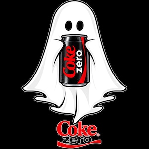 Pode incluir: Um fantasma de desenho animado branco com dois olhos ovais pretos segurando uma lata de refrigerante Coke Zero preta. Abaixo do fantasma, o texto Coke Zero está impresso em letras vermelhas e brancas. O gráfico está sobre um fundo preto.