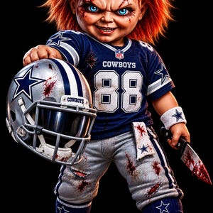 Puede incluir: Una muñeca de pelo naranja brillante y ojos azules que viste una camiseta azul marino de los Dallas Cowboys con el número 88, pantalones grises y zapatillas. La muñeca sostiene un casco de fútbol americano plateado y un cuchillo manchado de sangre.