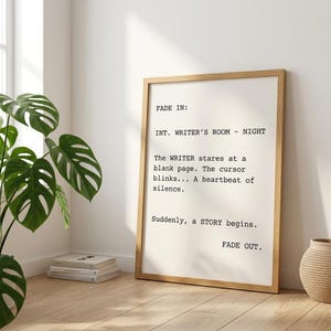 Könnte beinhalten: Handgefertigtes Holzschild mit dem Text "Welcome to our home" in handschriftlichem Stil. Das Schild ist weiß lackiert mit einem Used-Look und einem dekorativen Blumendesign. Es ist zum Aufhängen an der Wand bestimmt.