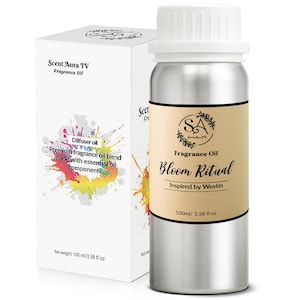 Puede incluir: Una botella de aceite de fragancia plateada con tapa blanca y caja a juego. La etiqueta de la botella dice "Bloom Ritual" e "Inspired by Westin". La caja muestra el texto "Scent Aura IV Fragrance Oil". Peso neto: 100 ml.