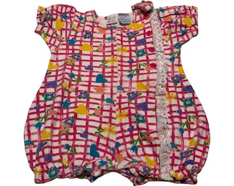 Mono corto de algodón con estampado floral y de corazones a cuadros rosa bebé de Vintage Day Sportswear, talla 24 M, estilo años 90.