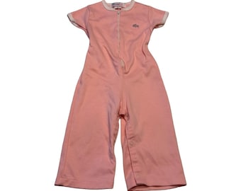 Mono corto rosa de manga corta con cremallera frontal para niña, marca Izod Lacoste, talla 18 M.