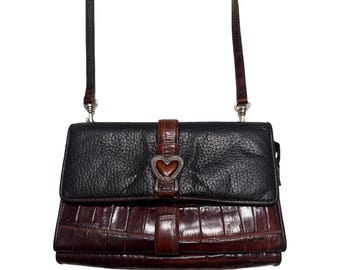 Bolso bandolera Brighton Vintage de piel mixta en negro y marrón con detalle de corazón de cocodrilo.