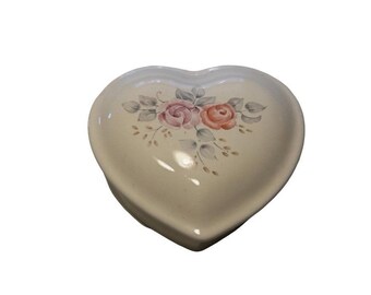 Caja de baratijas de cerámica vintage Pfaltzgraff con forma de corazón, color rosa crema.