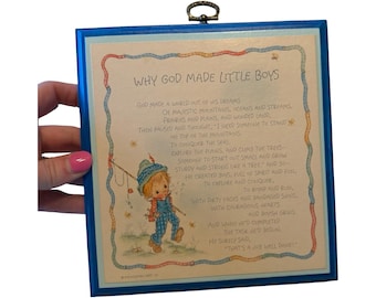 Placa de pared de madera Hallmark vintage de 1978 con la frase "¿Por qué Dios creó a los niños pequeños?", color azul, ideal para decoración de habitaciones infantiles.