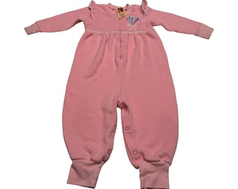 Pijama enterizo rosa con volantes de Carters, talla 18 meses, fabricado en EE. UU., con cremallera frontal y cierre a presión.