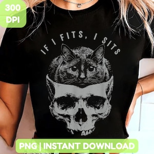 Puede incluir: Camiseta negra con un gráfico de un gato dentro de una calavera. El texto "IF I FITS, I SITS" está arqueado encima del gato. La imagen tiene una etiqueta de descarga instantánea PNG.