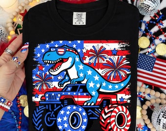 Dinosaurio del 4 de julio PNG, T-Rex Monster Truck PNG, Dinosaurio patriótico PNG, Niños del 4 de julio PNG, Dinosaurio con bandera estadounidense PNG, Dino Truck PNG