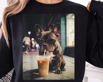 Französische Bulldoggen-Kaffee PNG, lustiger Hund, der Eiskaffee trinkt, niedliche Bulldoggen-Sonnenbrille PNG, Kaffee-Liebhaber-Geschenk, ästhetisches Hundehemd