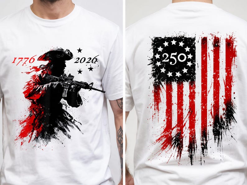以下が含まれることがあります： 白いTシャツ。ライフルを持った兵士のグラフィック、数字の「1776」と「2026」、星が描かれています。Tシャツの背面には、番号「250」が付いた、使い古されたアメリカ国旗のデザインが表示されています。