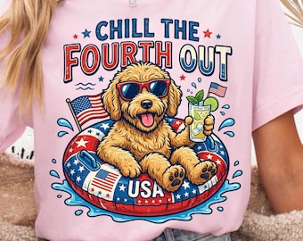 Chill The Fourth Out Png, Perro Divertido 4 de Julio Png, Goldendoodle Patriótico Png, Flotador de Perro de EE. UU. Png, Amante de los Perros 4 de Julio Png