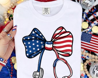 Lazo de enfermera patriótico PNG, estetoscopio con bandera estadounidense PNG, imágenes prediseñadas de Nurse Life USA, diseño de camiseta de enfermera del 4 de julio, lazo médico PNG