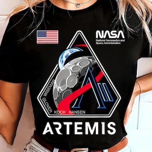 Parche de la misión Artemis II en formato PNG, logotipo del programa espacial lunar 2026 inspirado en la NASA, gráfico de la insignia de Artemis, diseño de camiseta de exploración espacial.