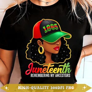Peut inclure: Un t-shirt noir avec un graphique représentant une personne aux cheveux bouclés portant une casquette rouge, noire et verte avec le texte 1865. En dessous, le texte indique Juneteenth REMEMBERING MY ANCESTORS en dégradé rouge, jaune et vert.